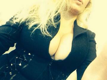 Public Photo of amira_blonde