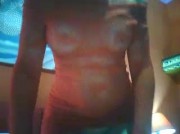 Vestito rosso, occhiali e sesso completo